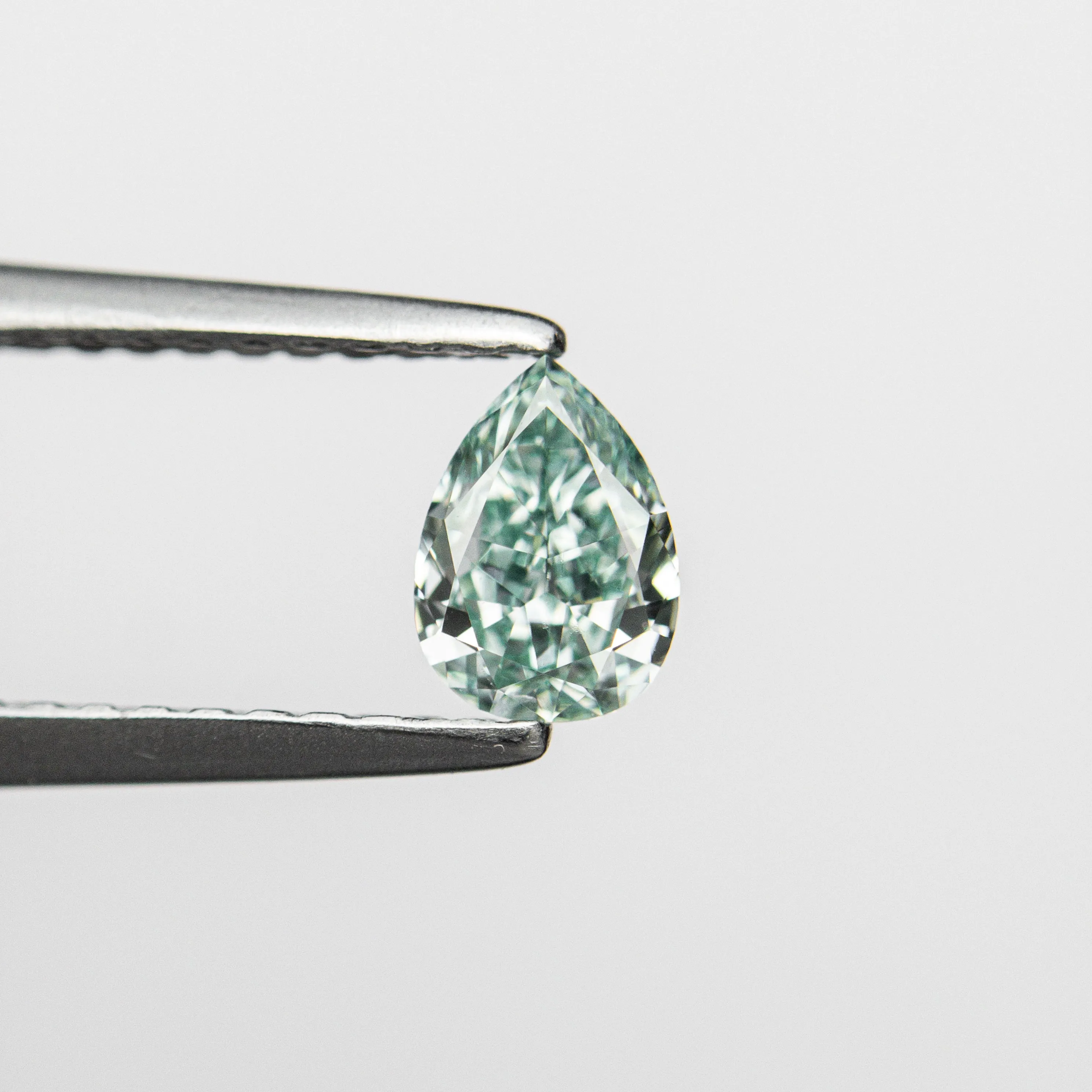 0.32ct 5.48x3.95x2.17mm GIA Fancy Vivid Bluish Green Pear Brilliant 24131-01