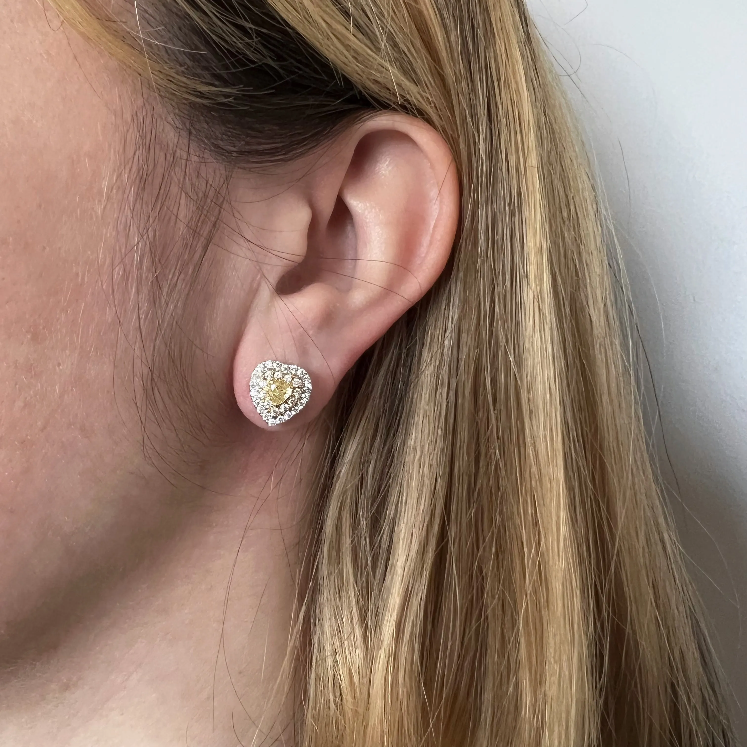 Brinco Coração Pequeno Fancy Yellow 0.36ct e Diamantes 0.60ct