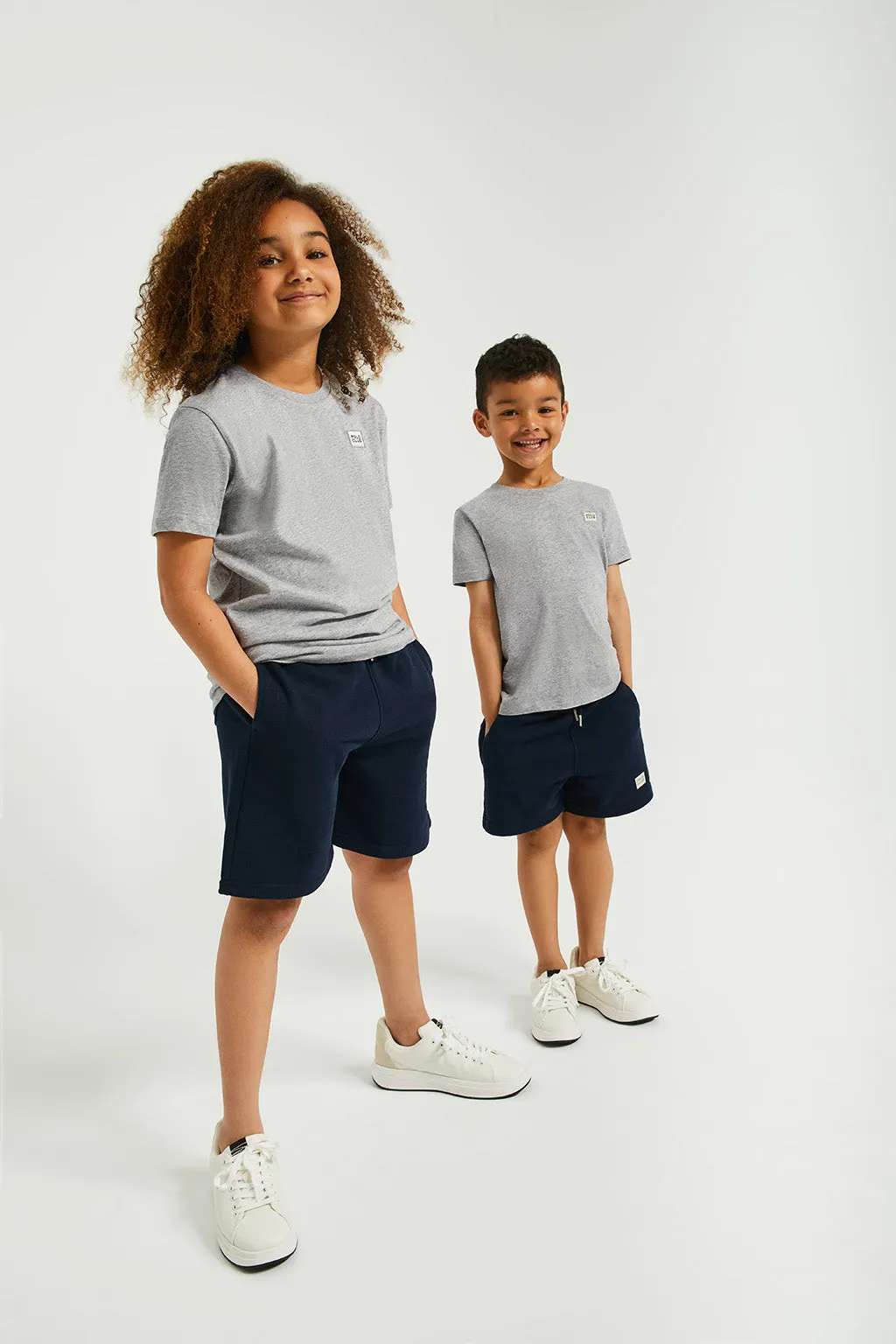 Camiseta orgánica de manga corta gris vigoré Neutrals kids con logo