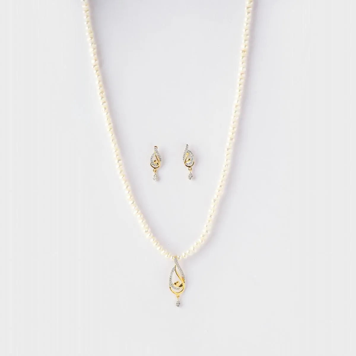 Elegant Pearl Necklace Set